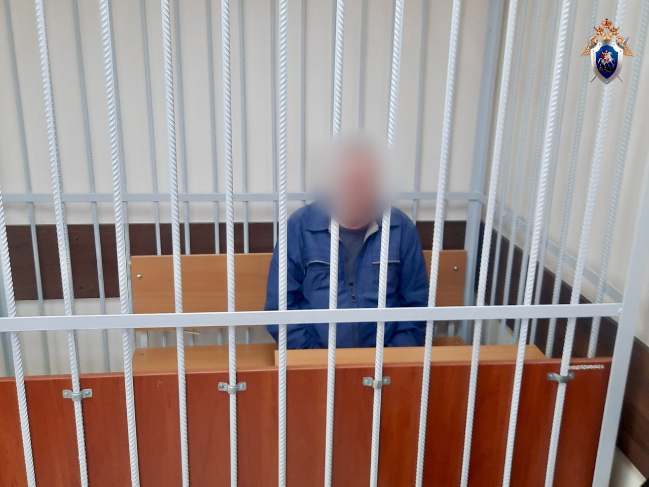 В Кировской области возобновили расследование убийства 18-летней девушки, совершенного в 1998 году. Тело жертвы с признаками насильственной смерти обнаружили в лесополосе между деревнями Барановщина и Седуново. Тогда преступника найти не удалось, но современные методы ДНК-анализа позволили выявить генетическое совпадение через федеральную базу данных. Подозреваемым оказался 46-летний житель Вологодской области. Ему предъявлены обвинения в изнасиловании и убийстве с целью сокрытия преступления. Суд избрал меру пресечения — заключение под стражу. Следствие продолжает работу для передачи дела в суд.