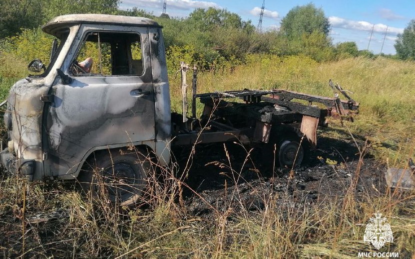 Горят машины   В Удмуртии за минувшую неделю произошло сразу восемь возгораний в автомобилях. В пяти случаях горели легковушки, в трех – грузовики.   Основными причинами возгораний называются неисправность систем и механизмов авто, а также короткое замыкание.  Жителей Удмуртии призывают поддерживать автомобиль в исправном состоянии и вовремя проходить профилактические осмотры.  Фото: пресс-служба ГУ МЧС по Удмуртии    #Ижевск #Удмуртия