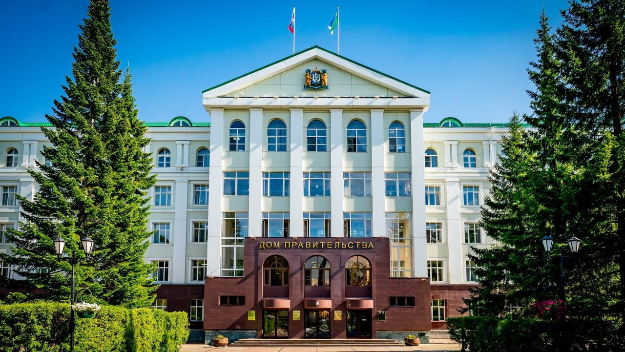 В Правительства округа прошло совещание под председательством Губернатора Югры Руслана Кухарука. Участники рассмотрели более 30 вопросов.    В соответствии с положением о Всероссийском конкурсе «Лучшая муниципальная практика» дополнен региональный этап конкурса новыми номинациями: «Повышение эффективности управления территорией муниципального образования» и «Повышение узнаваемости муниципального образования  «бренд территории» ».    Увеличен уровень софинансирования из регионального бюджета по субсидии на ликвидацию накопленного вреда окружающей среде и ликвидацию мест несанкционированного размещения отходов с 70% и 60% до 90% и 80% соответственно. Для Белоярского и Берёзовского районов уровень софинансирования составит 99%.    Выделено по 10 миллионов рублей Сургутскому району и Покачам, занявшим первые места по итогам оценки эффективности работы органов местного самоуправления, на создание комфортных пространств для досуга и отдыха югорчан.    Упрощена система развития муниципальных образований по механизму комплексного развития территорий. Установлен порядок определения начальной цены торгов на право заключения договора, что сократит временные и финансовые затраты.