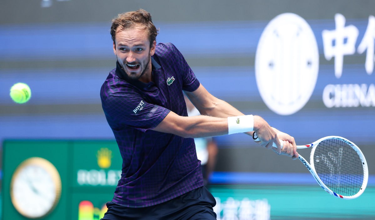 Даниил Медведев вышел в четвертьфинал на втором турнире ATP подряд Российский теннисист пробился в четвертьфинал турнира категории ATP 500 в Пекине с призовым фондом 4 млн Во втором круге турнира Медведев за полтора часа обыграл испанца Алехандро Давидовича Фокину 20 й в мировом рейтинге со счетом 6 3 6 3 Медведев занимающий 18 е место в рейтинге ATP в четвертьфинале встретится с представителем Германии Александром Зверевым 3 й или французом Корентеном Муте 37 й На предыдущем турнире в Ханчжоу Медведев стартовал со второго круга и проиграл в четвертьфинале 196 й ракетке мира У Ибину В предыдущий раз Медведев смог выиграть два матча на одном турнире еще в Вашингтоне в июле Global Look Press Подписаться на РБК Спорт