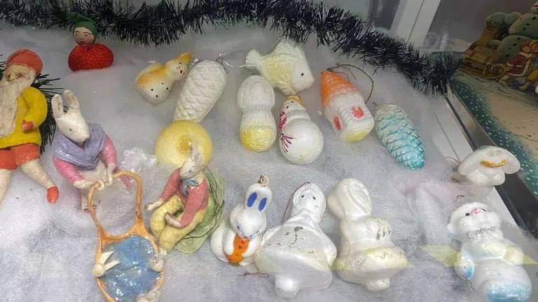 Винтажные ёлки в стиле СССР стали одним из главных трендов у россиян к Новому 2026 году К Новому году россияне начали готовиться ещё в октябре а в 70 домов центром украшений остаётся ёлка В результате опроса более 1 2 тыс человек выяснилось что 56 покупателей формируют коллекции игрушек выборочно На пике популярности оказались ностальгические украшения в стиле СССР и тематические игрушки по вселенной Гарри Поттера Помимо ёлки дом украшают гирляндами и мишурой 79 респондентов тематическими фигурами и шарами 48 а также хвойными букетами и венками 30 Отмечается и рост спроса на символы наступающего года сувениры в виде лошадей kvadratnymaster Фото РИА Новости