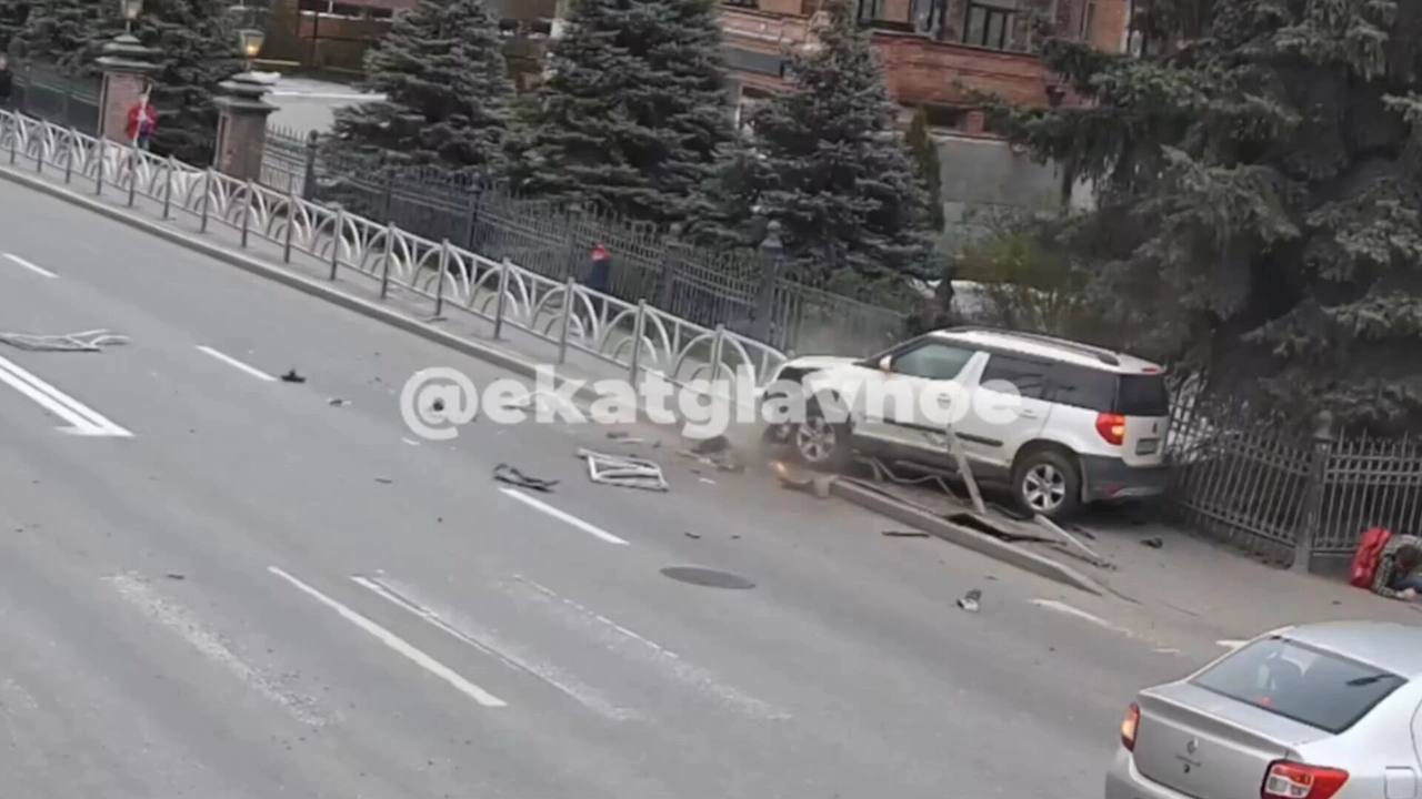 В Екатеринбурге водитель автомобиля Renault Logan сбил двух пешеходов на перекрестке улиц Хохрякова — Куйбышева возле горного университета. Авария случилась вечером 14 мая 2025 года. Мужчина во время разворота на зеленый сигнал светофорного объекта не проверил, что маневр безопасен, вследствие чего снес ограждение и наехал на пешеходов, рассказали в пресс-службе екатеринбургской автоинспекции. Пострадавших отвезли в клинику. Сообщается, что автомобилист ранее 10 раз привлекался к ответственности за несоблюдение ПДД. Подписаться Присылайте фото, видео и новости