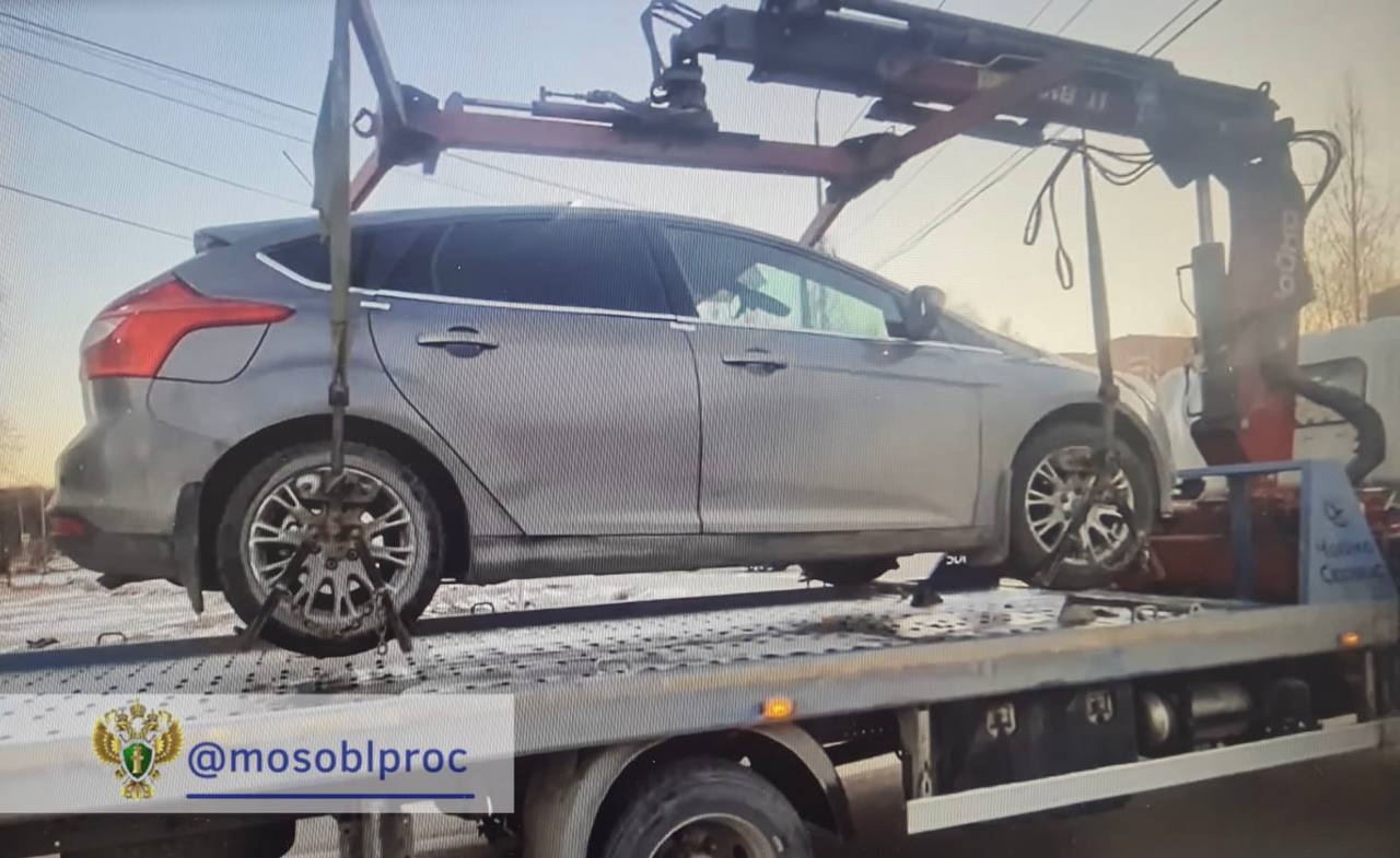 В Лобне суд привлек злостного нарушителя правил дорожного движения к уголовной ответственности, а также конфисковал его автомобиль в доход государства Лобненский городской суд вынес приговор по уголовному делу в отношении Аркадия Агаджанова. Он признан виновным в совершении преступления, предусмотренного ч. 1 ст. 264.1 УК РФ управление автомобилем лицом, находящимся в состоянии опьянения, подвергнутым административному наказанию за управление транспортным средством в состоянии опьянения . В суде установлено, что 18 марта 2025 года подсудимый, ранее привлеченный к административной ответственности по ч. 1 ст. 12.8 КоАП РФ за управление транспортным средством в состоянии опьянения, вновь сел за руль своей машины «Форд Фокус» в состоянии опьянения и передвигался по улице Колычева в городе Лобня, где был остановлен сотрудниками Госавтоинспекции. Суд назначил виновному наказание в виде штрафа в размере 200 тыс. рублей, с лишением права заниматься деятельностью, связанной с управлением транспортными средствами на 2 года. Также суд конфисковал автомобиль подсудимого в доход государства. Приговор суда в законную силу не вступил.