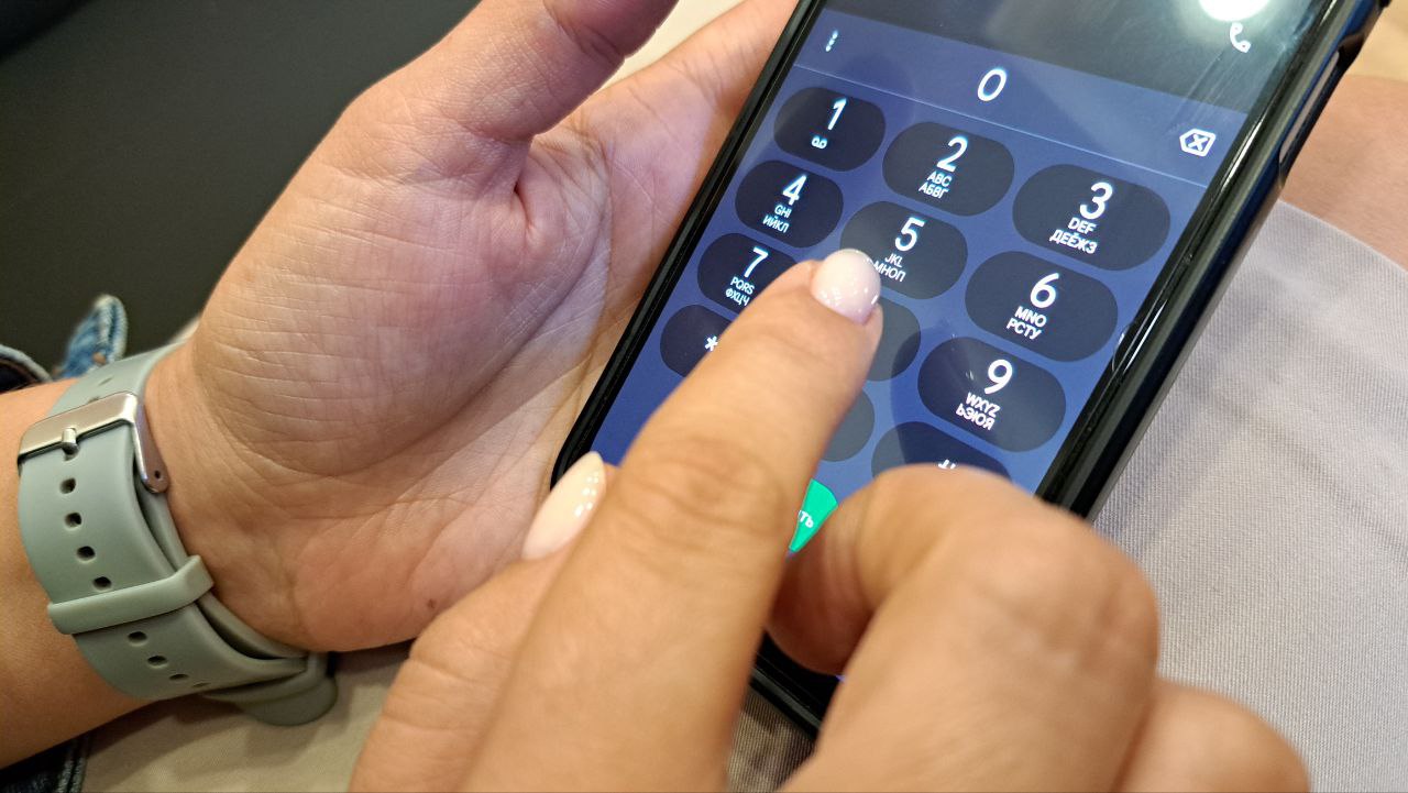 В Курске увеличат количество бесплатных WI-FI зон На прошлой неделе появилась первая бесплатная WI-FI точка на полугоре. Их станет больше, отметила врио зампредседателя регионального правительства Оксана Крутько. Уже ведётся обследование подходящих территорий совместно с провайдерами. Предварительно сформирован список из 17 общественных пространств Курска. Он будет расширяться. Туда планируют добавить транспортные узлы, остановки общественного транспорта. - Зоны бесплатного WI-FI - это важно. Люди справедливо жалуются, что в результате ограничения сотовой связи возникает масса проблем. Понятно, что безопасность - в приоритете. Но тем не менее нам нужно максимально расширить количество зон бесплатного WI-FI. Основные провайдеры уже подключились, нужно ускорить работу - подчеркнул Александр Хинштейн. Сейм Курская область