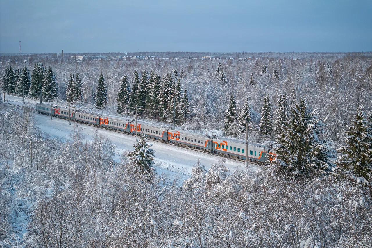 Почти 670 дополнительных рейсов поездов АО ФПК будет назначено в новогодние праздники С 26 декабря 2025 года по 12 января 2026 в поездах АО ФПК будет предложено 5 5 млн мест что соответствует аналогичному периоду прошлого года Ожидается что пиковыми датами отправления пассажиров в новогодние праздники станут 30 декабря и 11 января Дополнительные рейсы появятся на востребованных маршрутах например из Москвы в Адлер Санкт Петербург Нижний Новгород Казань Воронеж Ярославль Челябинск Оренбург Уфу Ульяновск Волгоград Астрахань и другие города из Санкт Петербурга в Москву Екатеринбург Казань Мурманск Архангельск Ярославль А также из Екатеринбурга Тюмени и Перми в Котлас в сообщении Самара Адлер Ростов на Дону Кисловодск и по другим направлениям В праздничные дни будет курсировать 16 туристских поездов АО ФПК в частности Зимняя сказка По Золотому кольцу В Карелию Жигулевские выходные Мороз экспресс и т д Приобрести билеты можно на официальном сайте ОАО РЖД в мобильном приложении РЖД Пассажирам и веб приложении а также в кассах