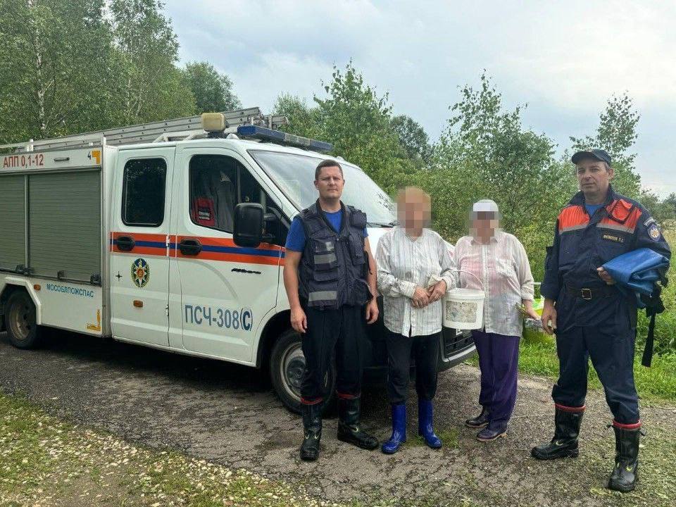 Три пенсионерки заблудились в лесу во время сбора грибов в округе   Все два случая произошли в субботу 26 июля. На номер 112 позвонили две пожилые женщины. Они сообщили, что заблудились недалеко от д. Малое Соколово. На место прибыли спасатели совместно с сотрудниками полиции. Специалисты объяснили женщинам, как отправить свои геоданные, и направились в район поиска, который определили через GPS. Все время поиска связь с потеряшками поддерживали по телефону. Через два часа пенсионерки были найдены. Медпомощь им не понадобилась.    В тот же день в экстренную службу обратилась местная жительница, которая сообщила, что у нее в лесу потерялась подруга. Та сильно увлеклась сбором грибов, что провела в лесу 8 часов. В какой-то момент женщина поняла, что дорогу обратно она уже найти не может. Спасатели оперативно прибыли в район поиска и начали прочесывать лес. Уже через час 75-летнюю пенсионерку нашли и вывели из леса.  Грибы, конечно вкусненько, но будьте аккуратнее и внимательнее