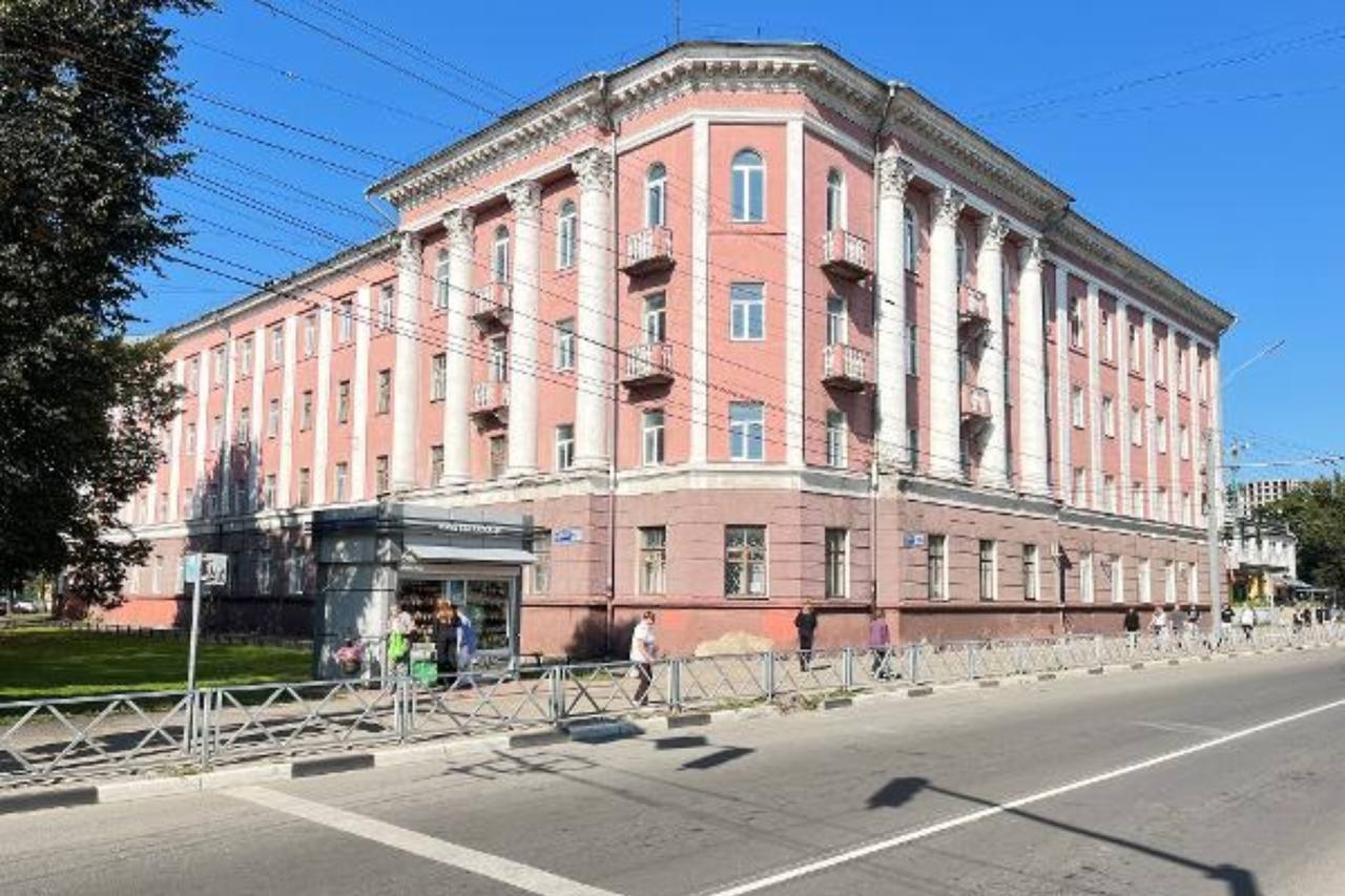 В Ярославле отремонтируют бывшую детскую больницу из которой сделали новое здание правительства за 341 миллион рублей Напомним детскую больницу спешно выселили из здания в 2017 году обнаружив трещину в стене 341 миллион из городской казны потратят на ремонт здания на проспекте Ленина 12 76 Туда собираются перевезти структуры регионального правительства раньше там находилась детская больница 1 Срок выполнения работ 31 10 2026 г включительно говорится на сайте Госзакупок Фото ГИС Торги Подписаться Чат Свободный Ярославль
