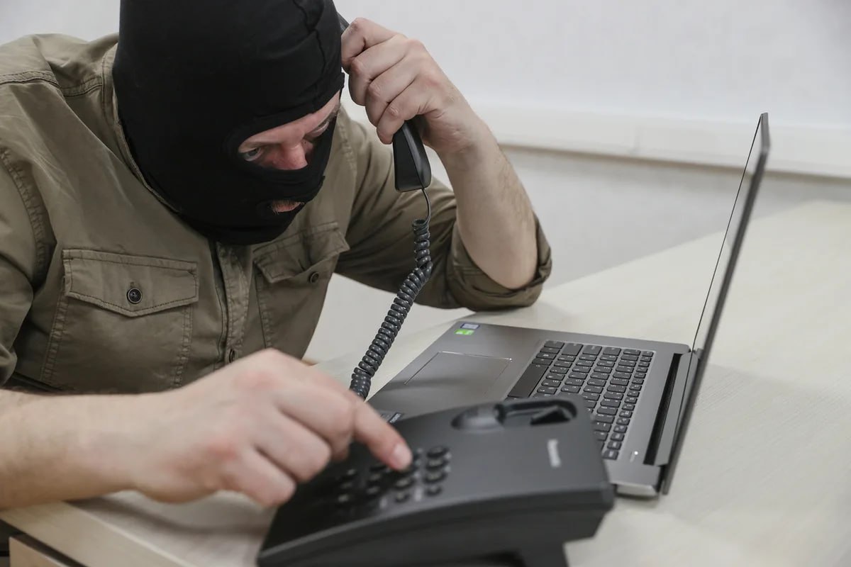 Пенсионерка из Кореновска перевела мошенникам почти 3 миллиона 73 летняя женщина повелась на старую как мир схему Сначала ей позвонили якобы из СДЭК и попросили код для посылки А потом уже другие доброжелатели сообщили террористы завладели её аккаунтом и срочно нужно спасать деньги Жертва исправно перевела 2 87 млн рублей на некий резервный счёт и внушительная сумма уплыла в неизвестном направлении Полиция ищет преступников Возбуждено уголовное дело о мошенничестве в особо крупном размере