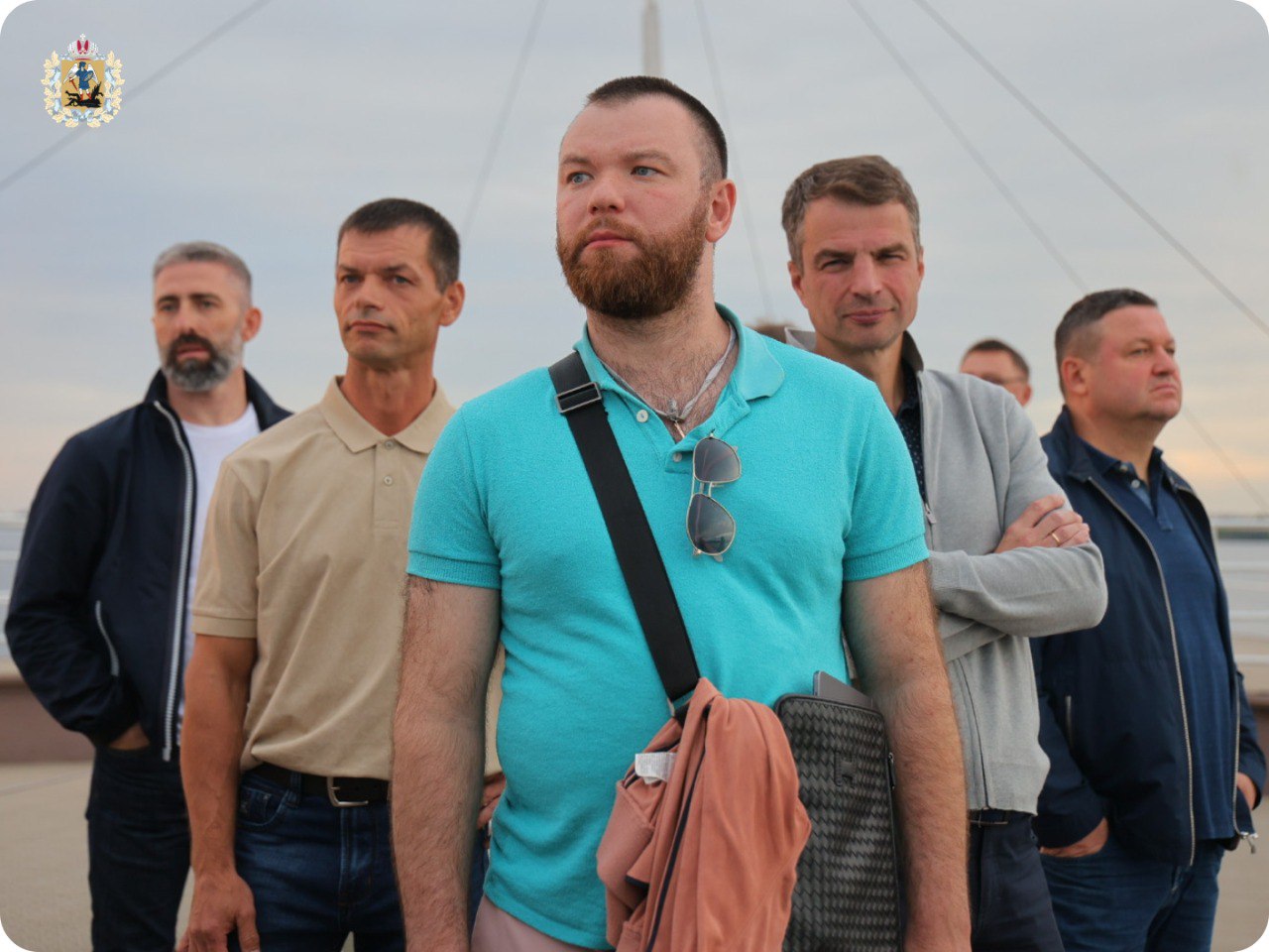 В Архангельске встретили «Легенд хоккея»! Вчера выдающиеся хоккеисты совершили прогулку по Северной Двине на легендарном пароходе-колеснике «Н. В. Гоголь» – настоящем символе города.   Этот старейший пассажирский теплоход России, построенный в 1911 году, является уникальным памятником отечественного судостроения. Гости не только полюбовались красотами Архангельска с реки, но и посетили машинное отделение, где на 90% сохранилось оригинальное оборудование. С началом сезона «Н. В. Гоголь» принял уже более 8,8 тысячи туристов, а к концу сезона ожидается около 13 тысяч гостей.    Сегодня в 18:00 во Дворце спорта профсоюзов состоится благотворительный матч между «Легендами хоккея» и сборной Архангельской области, капитаном которой станет Александр Цыбульский. По решению организаторов, все вырученные средства будут направлены на поддержку архангельского и северодвинского медицинских центров для детей раннего возраста.  Смотрите матч в прямой трансляции!