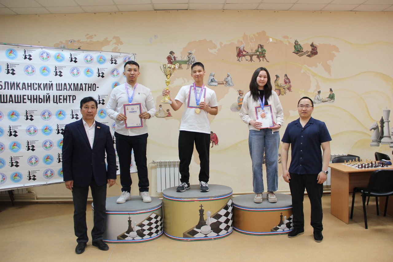 Школьник Александр Иванов стал чемпионом Якутии по быстрым шахматам Чемпионат республики по быстрым шахматам «Кубок Победы», посвященный 80-летию Победы в Великой Отечественной войне, завершился сегодня, 11 мая. Титул чемпиона республики по быстрым шахматам завоевал 13-летний школьник Александр Иванов, учащийся 7 «А» класса СОШ №31 г. Якутска. Второе место занял Николай Капитонов, а третье — Арина Васильева, которая также стала чемпионкой среди девушек. Подробнее читайте по ссылке Фото: пресс-центр Федерации шахмат Якутии