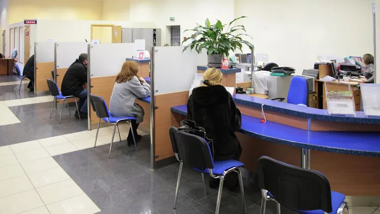 Максимально надежными вложениями в России в настоящее время являются банковские депозиты и ОФЗ, рассказал в интервью РИА Новости председатель комитета Госдумы по финансовому рынку Анатолий Аксаков. "Выбор между вкладом и инвестициями зависит от целей и склонности к риску. Максимально надежными вложениями являются банковские депозиты и ОФЗ, обеспечивающие высокую доходность при текущих ставка", - сказал он.