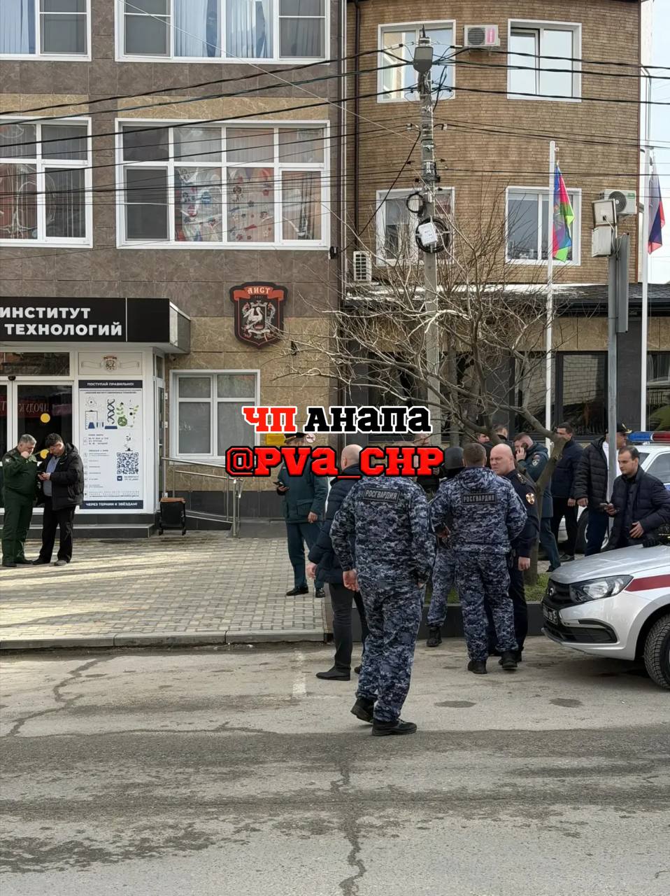 По предварительным данным нападавших было двое сообщает ЧП Анапа Очевидцы находившиеся рядом слышали примерно 10 выстрелов пишет издание По их данным сильно пострадал один из охранников Один из нападавших сидит в машине Росгвардии Второго возможно убили сообщает паблик со ссылкой на слова учащихся