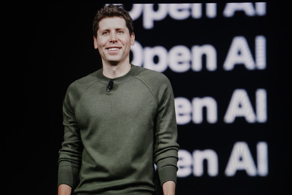 Создатели ChatGPT разработали прототипы собственных устройств с ИИ Глава OpenAI Сэм Альтман назвал результаты впечатляющими но детали проекта раскрывать не стал передает CNBC Дизайном гаджета с нейросетью занимается бывший креативщик Apple который придумал дизайн почти всех iPhone Джони Айв OpenAI приобрела его стартап и планирует представить свое первое устройство в течение 2 лет Фото Photo Agency Shutterstock