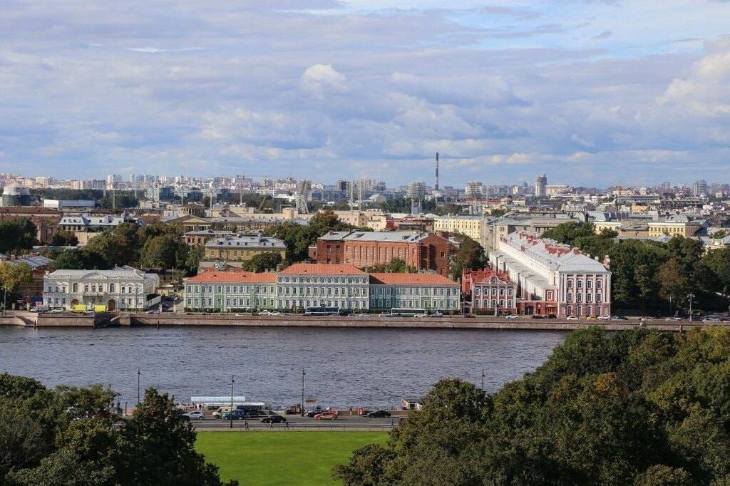 Яндекс Карты составили рейтинг самых популярных смотровых площадок Петербурга и Ленобласти В исследование попали места с оценкой 5,0 и более чем с 50 отзывами. Таких площадок в нашем регионе оказалось 77 Лидирует колоннада Исаакиевского собора, с которой северную столицу видно как на ладони. Второе место у «Порогов в Лосево» с видом на реку Вуоксу. Третье — смотровая на Ладожском озере True Питер