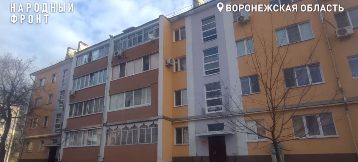 На испортившего дорогостоящий капремонт подрядчика повторно подадут в суд в Нововоронеже Жители одного из жилых домов Нововоронежа пожаловались на подрядчика, который не смог исправить недочеты после проведения капитального ремонта здания. Компания «СтройТехСистема» в 2021 году выполняла капитальный ремонт дома № 17 по улице Строителей в Нововоронеже. Тогда за 5,8 млн рублей подрядчик обновил фасад дома и отмостку вокруг него. Претензий по обновлению фасада у жильцов не возникло, но отмостку сделали некачественно – уже через полгода она начала трескаться и крошиться. ↗ Прислать новость Подписаться