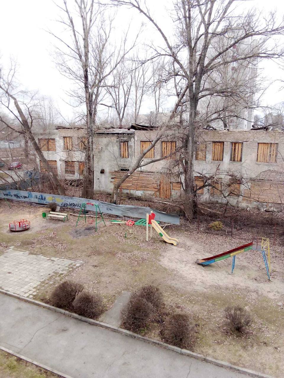 В Липецке приведут в порядок заброшенные здания До 1 мая специалисты уберут территорию вокруг нежилого заброшенного здания на Монтажников, 6. В 80-е годы здесь был детсад «Красная Шапочка». Сейчас это место заросло дикой порослью и старыми деревьями, ветки которых практически лежат на проводах. Здесь несколько земельных участков, которые принадлежат физлицу. Он не исполняет обязанности по содержанию прилегающей территории: за 2 года было выписано несколько предписаний. Хозяин признал нарушения, оплатил штрафы, но порядок не навёл. К уборке также могут присоединиться все желающие. Подробности — по телефону: 22-13-30. Подпишись на «Липецк №1»