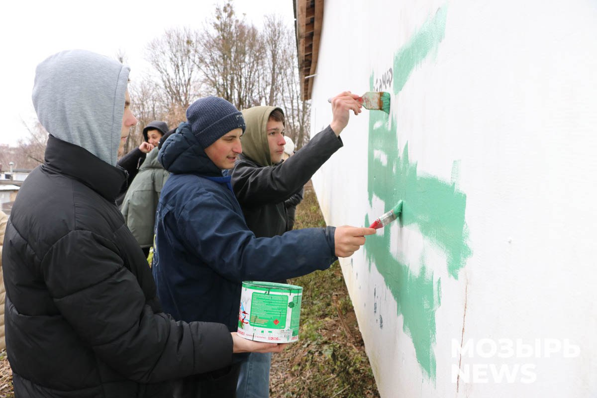 В Мозыре провели профилактическую акцию «Город без трафаретов»  Эта акция направлена на профилактику преступлений в сфере незаконного оборота наркотических и психотропных средств. К сожалению, в нашем городе на стенах зданий и сооружений встречаются надписи, которые наносятся трафаретчиками, работающими на наркомаркет.   Эти «иероглифы» рекламируют «продукцию» интернет-магазинов, распространяющих наркотическое зелье. А такого быть не должно. Самое активное участие в акции приняли учащиеся Мозырского государственного колледжа строителей.