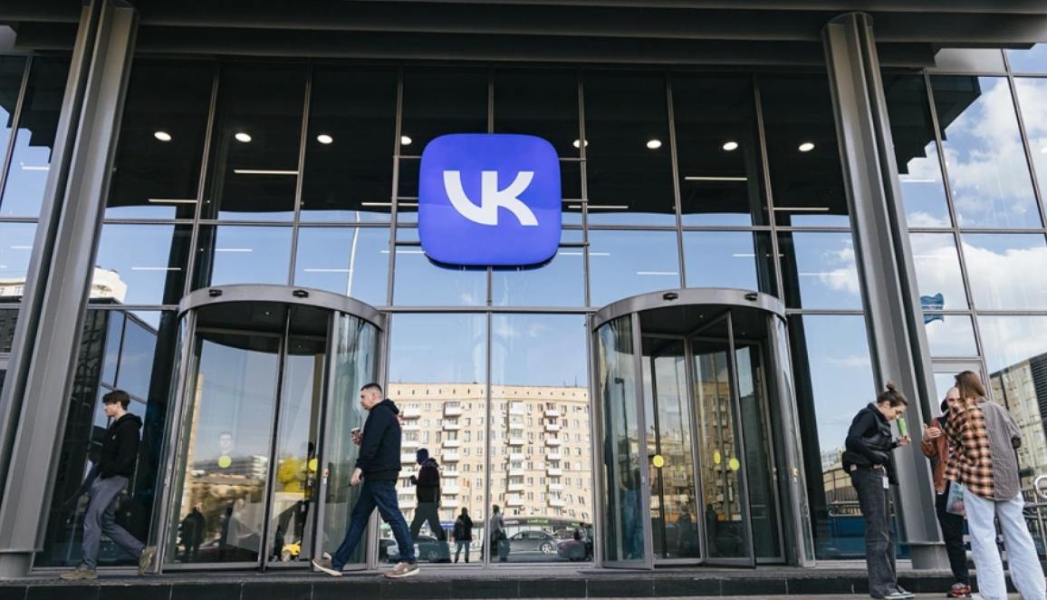 VK закрыла сделку по приобретению 10% доли в билетном операторе «Кассир.ру», сообщили источники РБК. Ориентировочная сумма сделки: порядка 500 млн руб.   Актив будет интегрирован в экосистему VK с целью повышения эффективность промоутерской деятельности на площадках компании, добавил источник, близкий к сторонам сделки.    62,74% в ООО «Кассир.ру — Национальный билетный оператор» принадлежит продюссеру Евгению Финкельштейну, 22% — АО «АБ Холдинг», еще 12,25% - у Надежды Соловьевой, следует из данных ЕГРЮЛ.  Фото: Андрей Любимов / РБК