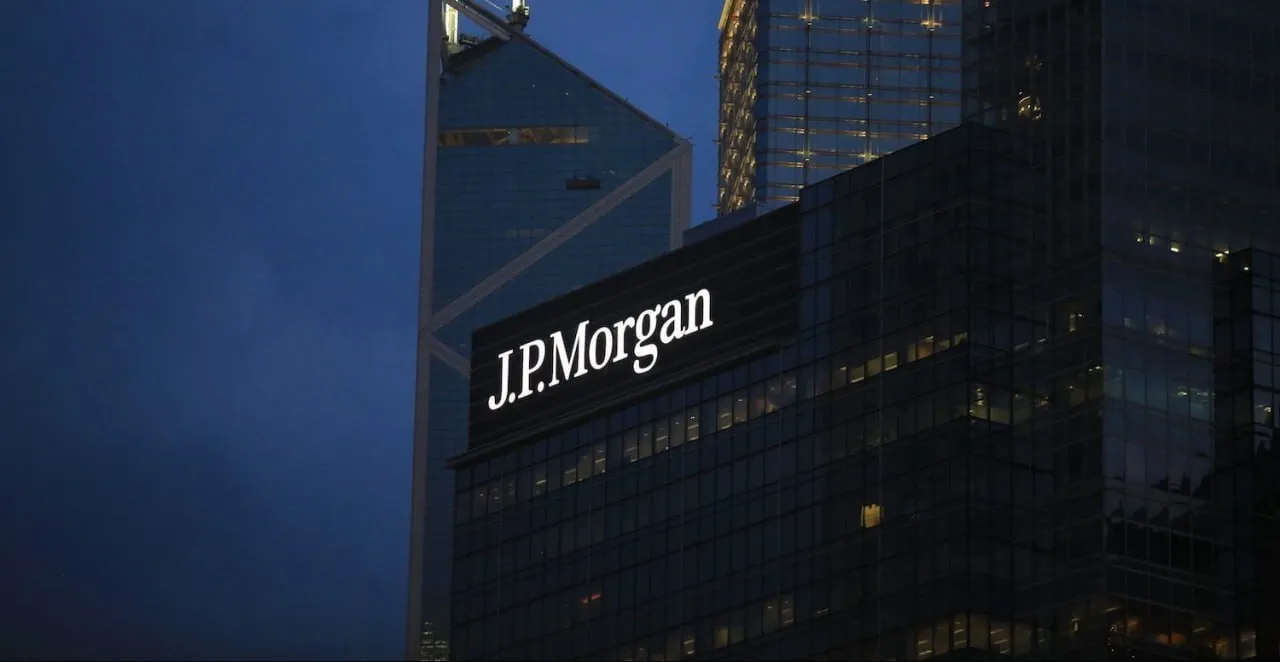 JPMorgan Chase Co крупнейший банк США по объему активов в первом квартале 2026 года увеличил чистую прибыль на 13 JPM Как сообщается в пресс релизе банка чистая прибыль в январе марте составила 16 494 млрд или 5 94 в расчете на акцию по сравнению с 14 643 млрд или 5 07 на акцию за аналогичный период прошлого года Выручка выросла на 10 до 49 836 млрд против 45 31 млрд годом ранее jkinvest news jkinvest