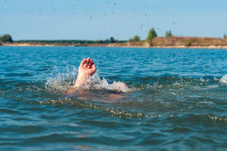 17 летний парень утонул на базе отдыха в Дербенте В МЧС региона уточнили что трагедия произошла на базе отдыха Золотая рыбка На место направлены Дербентская поисково спасательная служба и бригада скорой медицинской помощи сообщили в чрезвычайном ведомстве