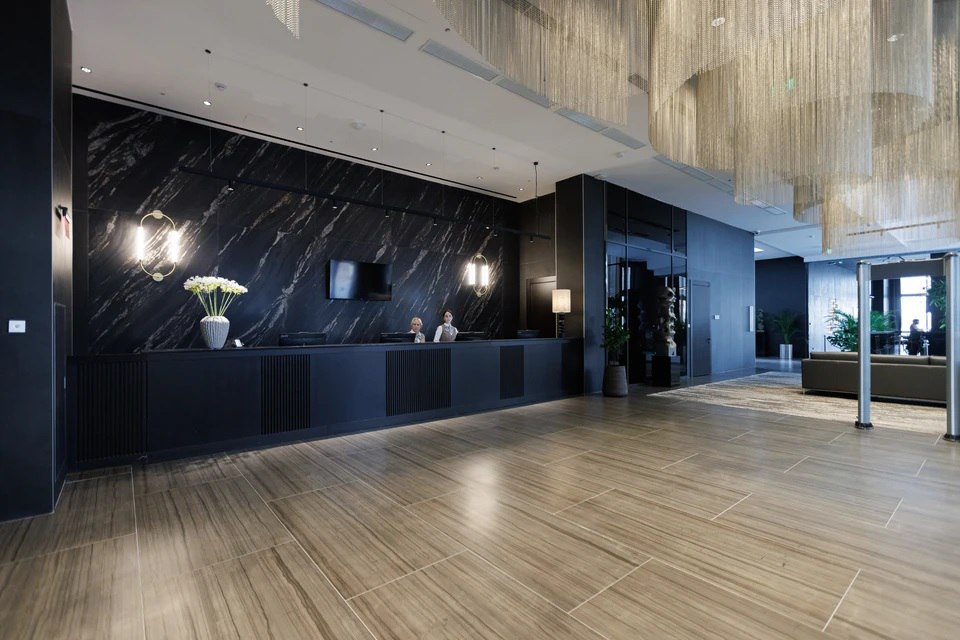 С марта в России изменятся правила бронирования в гостиницах С 1 марта 2026 года вступят в силу изменения в правилах бронирования гостиниц сообщил зампред комитета Госдумы по туризму Сергей Кривоносов Согласно нововведениям средства размещения обязаны будут возвращать полную предоплату при отмене брони до дня заезда Кривоносов уточнил что в случае отмены в день заезда или неявки отель сможет удержать не более стоимости одной ночи Депутат добавил что также будет гарантирована сохранность брони не менее 24 часов Договоры бронирования теперь будут обязаны содержать информацию о площади номера условиях отмены а также о полном перечне услуг и их стоимости Подписаться на truekpru Читать нас в MAX