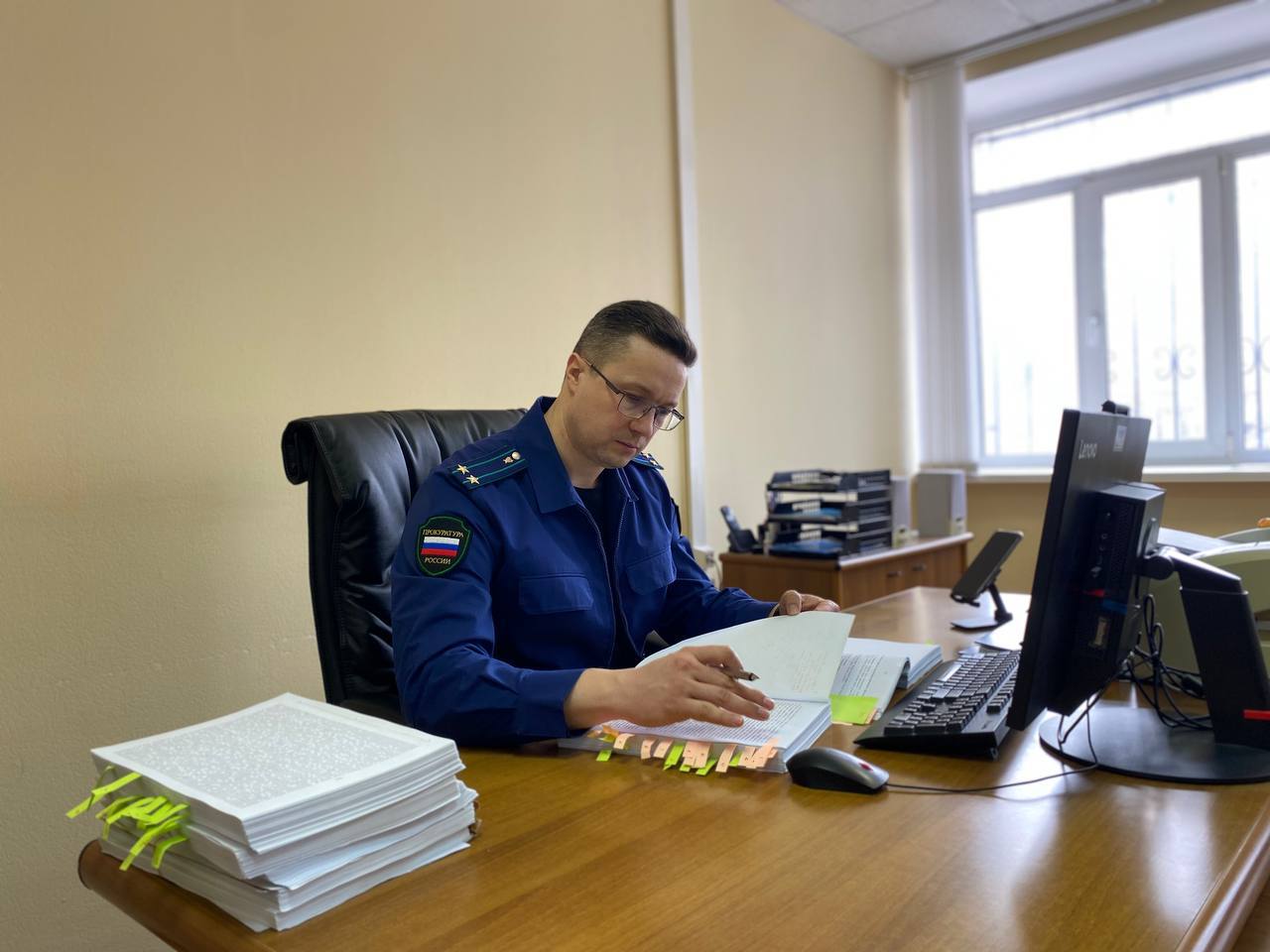 По требованию прокуратуры Томского района Томской области прекращены полномочия депутата в связи с утратой доверия Прокуратура Томского района Томской области провела проверку исполнения законодательства о противодействии коррупции Установлено что депутат Копыловского сельского поселения не предоставил сведения о совершенных в 2024 году сделках по приобретению недвижимости общая сумма которых превысила доход его семьи за последние 3 года В связи с выявленными нарушениями прокуратурой района председателю совета Копыловского сельского поселения внесено представление По итогам рассмотрения акта прокурорского реагирования полномочия депутата досрочно прекращены в связи с утратой доверия