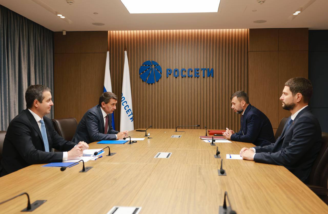 «Россети» до конца 2025 года завершат 10 проектов, влияющих на надежность магистрального сетевого комплекса Донбасса Глава Донецкой Народной Республики Денис Пушилин и Генеральный директор ПАО «Россети» Андрей Рюмин на рабочей встрече в Москве обсудили реализацию соглашения о взаимодействии, подписанного в 2024 году. Оно направлено на повышение надежности и развитие магистральных сетей региона, обеспечение энергетики квалифицированными кадрами. «С 2022 года «Россети» проводят комплексную работу по восстановлению и обновлению магистральной электросетевой инфраструктуры на территории Донецкой Народной Республики. Эффективно работает региональный филиал компании – Донбасское предприятие магистральных электрических сетей, в том числе в направлении практической подготовки персонала. Особо важным считаю развитие и укрепление взаимодействия ПАО «Россети» с вузами региона – наши студенты, прошедшие производственную практику непосредственно на подстанциях, получили уникальные знания и опыт, которые помогут им в профессиональном становлении», – подчеркнул Денис Пушилин. Андрей Рюмин отметил, что с момента подписания соглашения «Россети» выполнили несколько крупных проектов по замене и модернизации оборудования системообразующих подстанций и линий электропередачи. В результате в первом полугодии 2025 года существенно – более чем на 30% – сократилось количество нештатных ситуаций, связанных с технологическими причинами. «Сейчас на финальном этапе идет работа еще по 10 проектам, которые нужны для бесперебойного электроснабжения Донецкой агломерации, укрепления энергетических связей Донецкой Народной Республики с соседними регионами. В приоритете находятся вопросы, связанные расширением парка специальной техники, обслуживающей энергообъекты Донбасса. В рамках соглашения также реализуются программы подготовки и повышения квалификации персонала», – сказал Андрей Рюмин. Он отметил, что с начала этого года обучение прошли уже почти 400 специалистов. В сотрудничестве с Донецким национальным техническим университетом были организованы профориентационные мероприятия с выпускниками и учащимися старших курсов. Кроме того, «Россети» ведут работу по обеспечению жильем сотрудников.