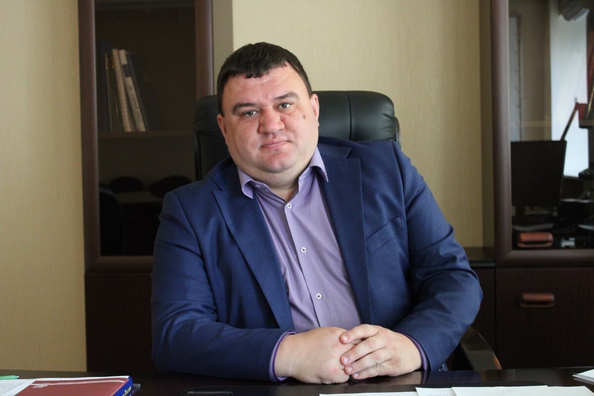 Минстрой Коми возглавил Николай Соколов Указ о его назначении Ростислав Гольдштейн подписал 14 августа Николай Соколов пришёл в Минстрой Коми в апреле 2025 года заняв должность заместителя министра О новом министре Родился в 1981 году в Перми В 2000 году окончил Кировский государственный колледж строительства экономики и права в 2003 году Вятскую государственную сельскохозяйственную академию по специальности Финансы и кредит Трудовая деятельность с 2008 года была связана с транспортной отраслью Кировской области Он руководил транспортной компанией возглавлял дорожное управление Вятские автомобильные дороги в Слободском стал министром транспорта Кировской области В июне 2022 года уехал работать в НАО где стал заместителем департамена строительства ЖКХ энергетики и транспорта затем первым заместителем Был советником в ФКУ Ространсмодернизация