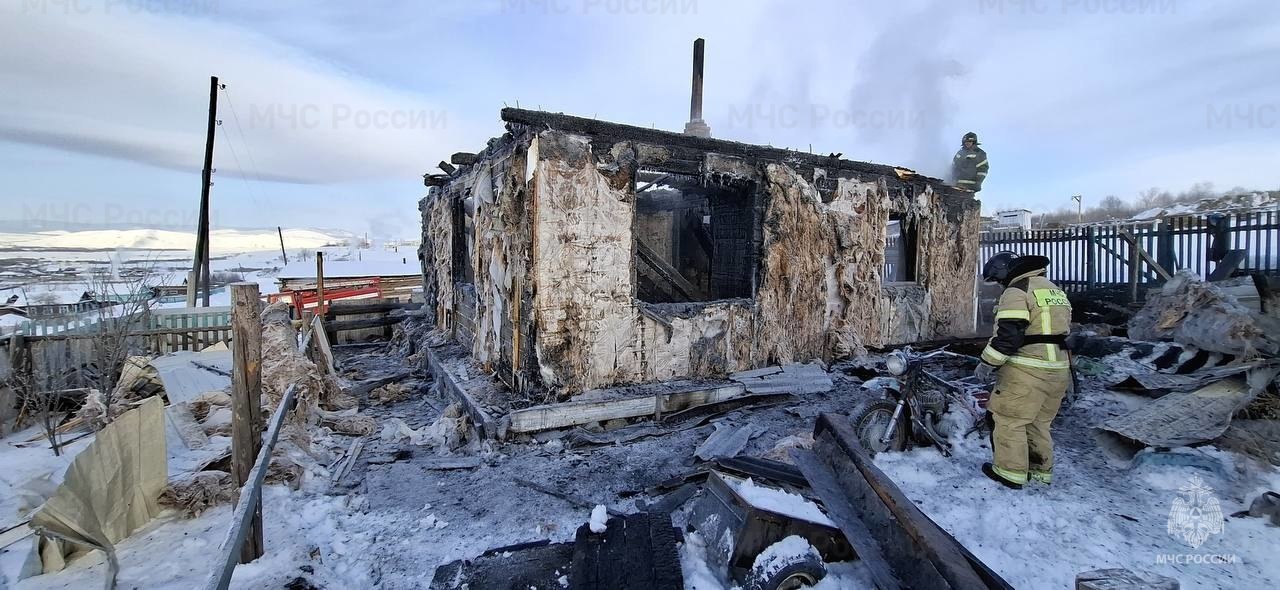 В Шелопугинском районе мужчина получил ожоги несовместимые с жизнью    Ночью 13 января в одном из частных жилых домов села Копунь произошел пожар. В результате пожара 52-летний хозяин дома получил ожог 98% поверхности тела.  По дороге в медицинское учреждение пострадавший скончался.     Предварительной причиной возгорания стало короткое замыкание в прихожей, откуда огонь распространился по всему дому. Точную причину пожара, ущерб и виновное лицо установят сотрудники государственного пожарного надзора.   Для того, чтобы избежать беды, установи пожарный извещатель!    Помни, что своевременное обнаружение пожара позволяет огнеборцам приступить к тушению в начале его развития, что даёт гораздо больше шансов спасти пострадавших и упрощает задачу по тушению. Для раннего обнаружения пожара рекомендуется оборудовать жилые помещения автономными дымовыми пожарными извещателями.    При пожаре незамедлительно звони "101".