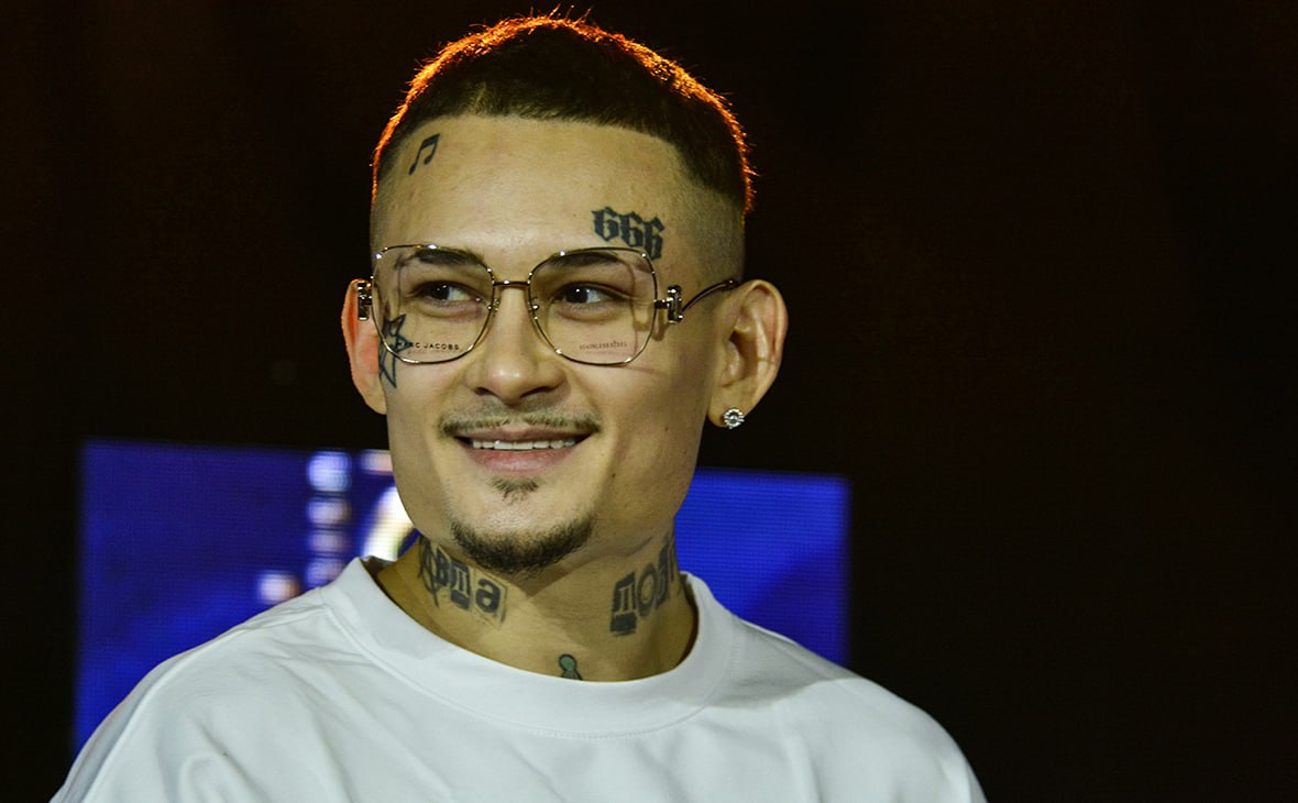 Власти Литвы сообщили о введения запрета на въезд в страну рэперу Алишеру Моргенштерну Ограничение будет действовать в течение десяти лет Его внесли в список нежелательных лиц сообщил представитель литовского департамента миграции Рокас Пукинскас передаёт ТАСС Литовские власти считают что пребывание артиста в стране может угрожать национальной безопасности В конце октября мэр Вильнюса Валдас Бенкунскас обратился в МИД с просьбой включить рэпера в список нежелательных лиц Глава города заявлял что российский артист не знает чей Крым а также публично проявляет уважение к Владимиру Путину В конце ноября рэпер собирался выступать в Вильнюсе Минюст России 6 мая 2022 года внёс Моргенштерна в реестр иностранных агентов Подписаться на Говорит Москва Telegram VK MAX