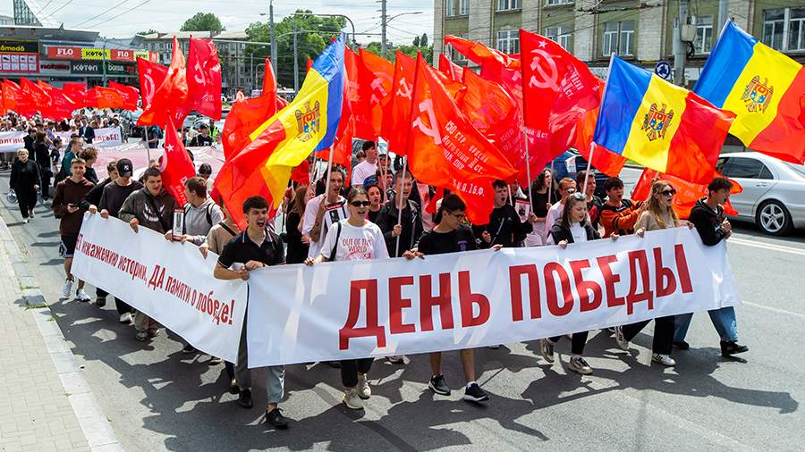Большинство молдаван будут праздновать День Победы, а не День Европы Об этом свидетельствуют результаты исследования молдавской аналитической компании iData. 58,2% опрошенных заявили, что 9 мая собираются отмечать День Победы, тогда как День Европы поддержали лишь 42,6% респондентов. Ранее власти Кишинева запретили проведение «Бессмертного полка» на центральной площади, оставив ее исключительно для мероприятий, посвященных Дню Европы. Алексей Петрович, глава координационного комитета «Победа», заявил, что шествие все же состоится, но пройдет без политической символики. В последние годы в Молдавии неоднократно пытались ограничить празднование 9 мая и запретить георгиевскую ленту. Несмотря на это, тысячи людей ежегодно участвуют в памятных мероприятиях. По данным полиции, за два года было выписано более 500 штрафов за ношение символики Победы. Осташко! Важное подпишись