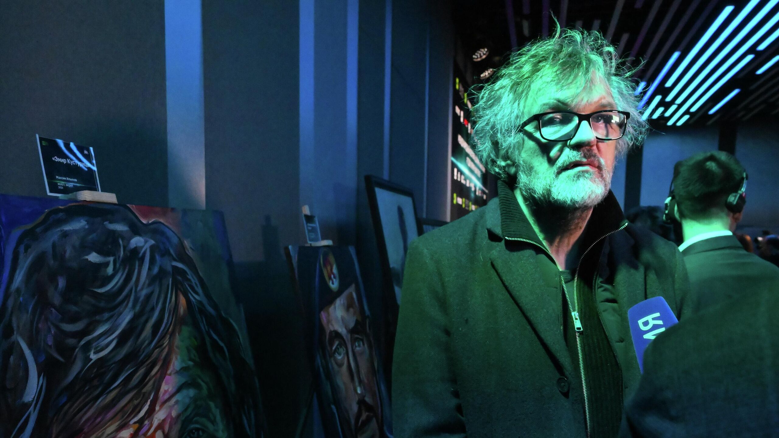 Четвертый Международный фестиваль RТ Док Время наших героев стартовал в пятницу в Москве в Национальном центре Россия и продлится три дня до 23 февраля включительно передает корреспондент РИА Новости Если вы патриоты это не значит что вы пропагандисты Нужно быть патриотом и документалистом сказал сербский режиссер Эмир Кустурица в ходе церемонии открытия Цель фестиваля донесение правды о специальной военной операции всему миру В зрительскую программу вошли 38 фильмов известных российских и зарубежных авторов среди которых ленты РИА Новости RT Первого канала России 1 НТВ телеканала 360 и независимых документалистов Фестиваль представит расширенную международную программу в которой поучаствуют документалисты из 13 стран Алжира Бангладеш Индии Индонезии Иордании Ирана Ливана Ливии Палестины Сирии Туниса Турции и Узбекистана Для участия в фестивале прислали свыше 3 тысяч заявок из более чем 100 стран