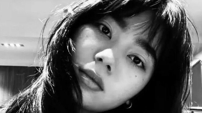 В Шымкенте возбудили дело против полицейских после убийства 21 летней девушки сталкером Полицейских в Казахстане привлекут к ответственности за бездействие в деле об убийстве 21 летней Нурай Серикбай передает ArbatMedia Следственные органы задержали подозреваемого в совершении преступления Мужчина длительное время преследовал молодую женщину предпринимал попытки её похищения и принуждал к вступлению в брак Родственники Нурай неоднократно обращались в правоохранительные органы с просьбой обеспечить безопасность девушки Однако необходимые меры защиты приняты не были Гибель молодой женщины от рук преследователя вызвала масштабный общественный отклик по всей стране Глава государства Касым Жомарт Токаев дал публичное заверение что Генеральная прокуратура проведет детальное расследование обстоятельств произошедшего Прислать новость