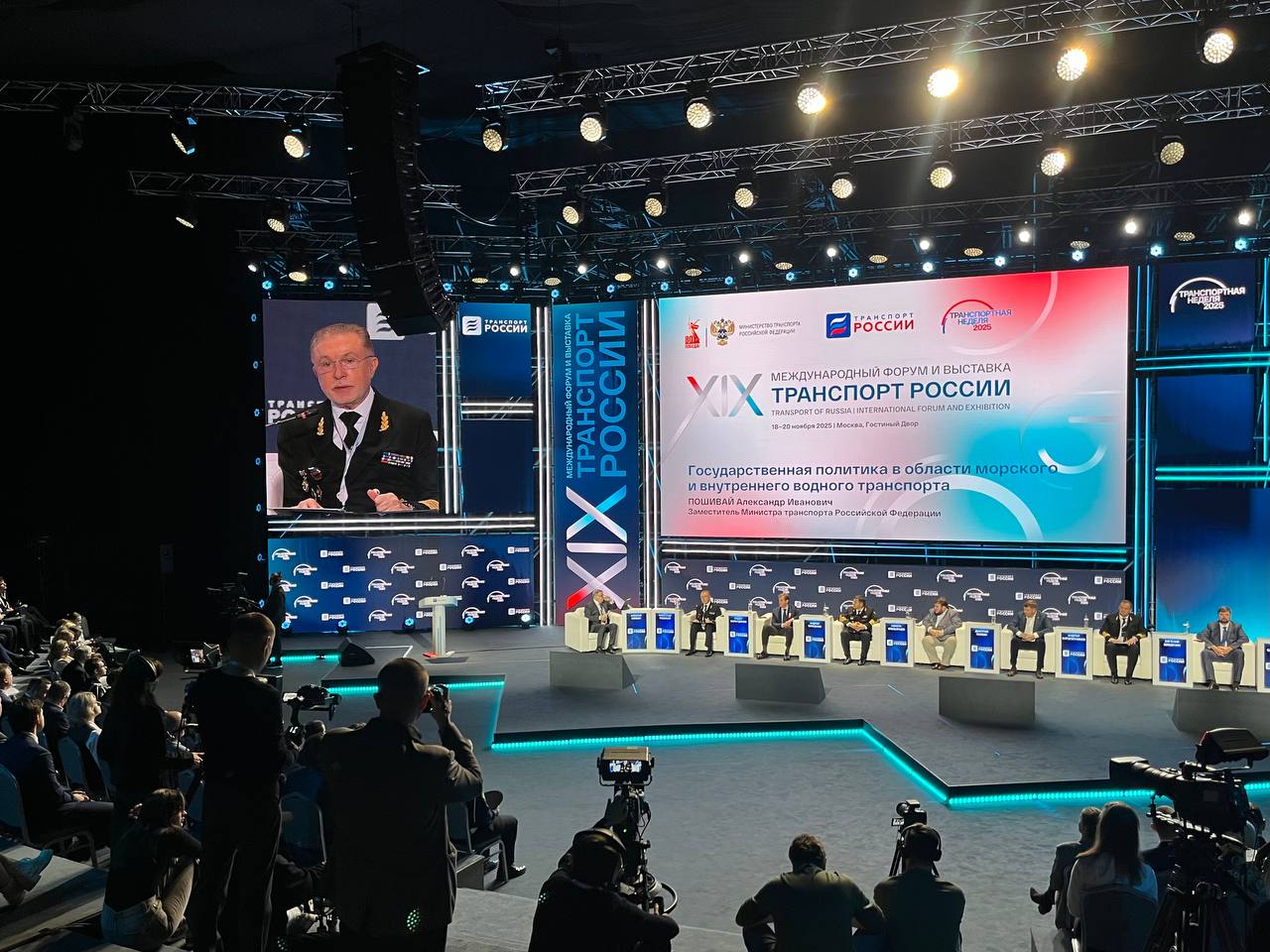 В рамках нацпроекта Эффективная транспортная система к 2030 году мощности морских портов увеличатся на 225 4 млн тонн Наибольший прирост ожидается на восточном направлении более 115 млн тонн В рамках развития опорной сети внутренних водных путей к 2030 году планируется сокращение участков с осадкой судов до 3 6 м с 667 км до 68 км О реализации нацпроекта и других мерах господдержки морского и внутреннего водного транспорта сообщил замминистра транспорта РФ Александр Пошивай в рамках форсайт сессии на площадке XIX Международного форума и выставки Транспорт России Росморречфлот в MAX ВК