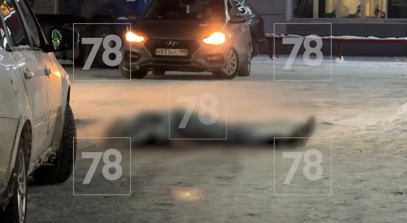 В Ленобласти в результате драки у ТЦ погиб мужчина предполагаемый убийца девятиклассник Всё случилось вчера вечером в городе Тельмана возле ТЦ ОКА в ходе возникшего конфликта Неизвестный нанёс мужчине удар он упал и скончался на месте происшествия Погибший был местным жителем 35 летний мужчина часто проводил время с подростками учил их играть в футбол и даже был судьей на дворовых матчах По словам очевидцев у мужчины была умственная отсталость Сотрудники уголовного розыска нашли предполагаемого преступника в квартире на улице Анисимова По предварительной информации им оказался ученик 9 класса который был знаком с погибшим TodaySPb   Новости GradSPb   Места СПб