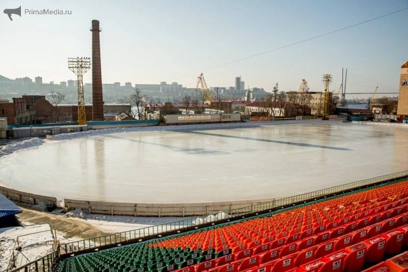 Погода внесла коррективы ледовая площадка на стадионе Авангард во Владивостоке больше не будет принимать посетителей Согласно первоначальному плану каток должен был функционировать до 15 февраля однако погодные условия внесли свои изменения восстановить качественный лед после серии снегопадов и резких колебаний температуры не удалось Кроме того прогноз с положительными температурами также не дает возможности возобновить работу катка в этом году   PrimaMedia в       подпишись 18