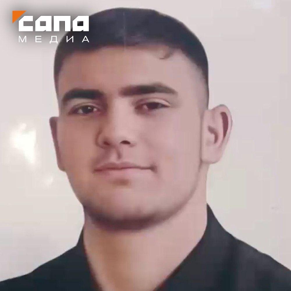 Жителя Владикавказа будут судить за убийство 18-летнего парня в Новый год В Северной Осетии завершили расследование дела об убийстве в новогоднюю ночь, сообщили «Сапе» в региональном Следкоме. Ночью 1 января в Заводском пьяный обвиняемый поругался с 18-летним парнем и нанес ему множество ножевых ранений. Пострадавшего доставили в больницу, но спасти ему жизнь не удалось. Нападавшего задержали, в ходе следствия он находился под стражей. Дело направили в суд, фигуранту грозит до 15 лет лишения свободы. Как писала «Сапа», в январе родители убитого Марата Жарова попросили главу региона Сергея Меняйло помешать отъезду подозреваемого на службу в зону СВО. По их словам, фигурант дела изъявил желание служить по контракту. Родные сообщали, что на Марата напал 40-летний Артур, он смертельно ранил парня кухонным ножом, которым до этого разрезали три пирога.