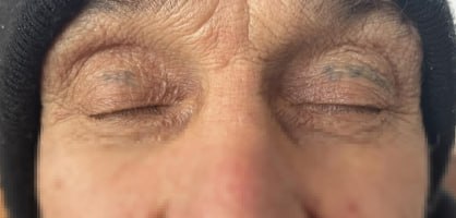 Жителя Иркутска подозревают в убийстве 29 летней давности в Бурятии 9 февраля 1997 года в поселке Новый Уоян нашли тело местного жителя с колото резаным ранением шеи Раскрыть преступление по горячим следам не удалось Работа по делу не прекращалась в материалах имелись данные о том что к убийству может быть причастен сосед покойного После трагического происшествия он скрылся из поселка долгое время не было известно где он находится В Новом Уояне мужчина оказался за полгода до убийства занимался кустарным изготовлением ножей имел характерные приметы множество татуировок на теле в том числе на веках в виде надписи не буди В поселке он выдавал себя за другого человека Розыск мужчины был активизирован найти его удалось в Иркутске Там он жил и работал на одной из станций техобслуживания автомобилей Мужчину доставили в Бурятию для следственных действий где он и признал вину дав показания об обстоятельствах своего преступления По данным следствия подозреваемый и его сосед выпили спиртного после чего между мужчинами возник спор переросший в ссору Фигурант схватил нож и нанес им удар гостю в шею а затем спрятал его тело в подполье собрал вещи покинул поселок и скрылся в соседней области Подписаться на канал