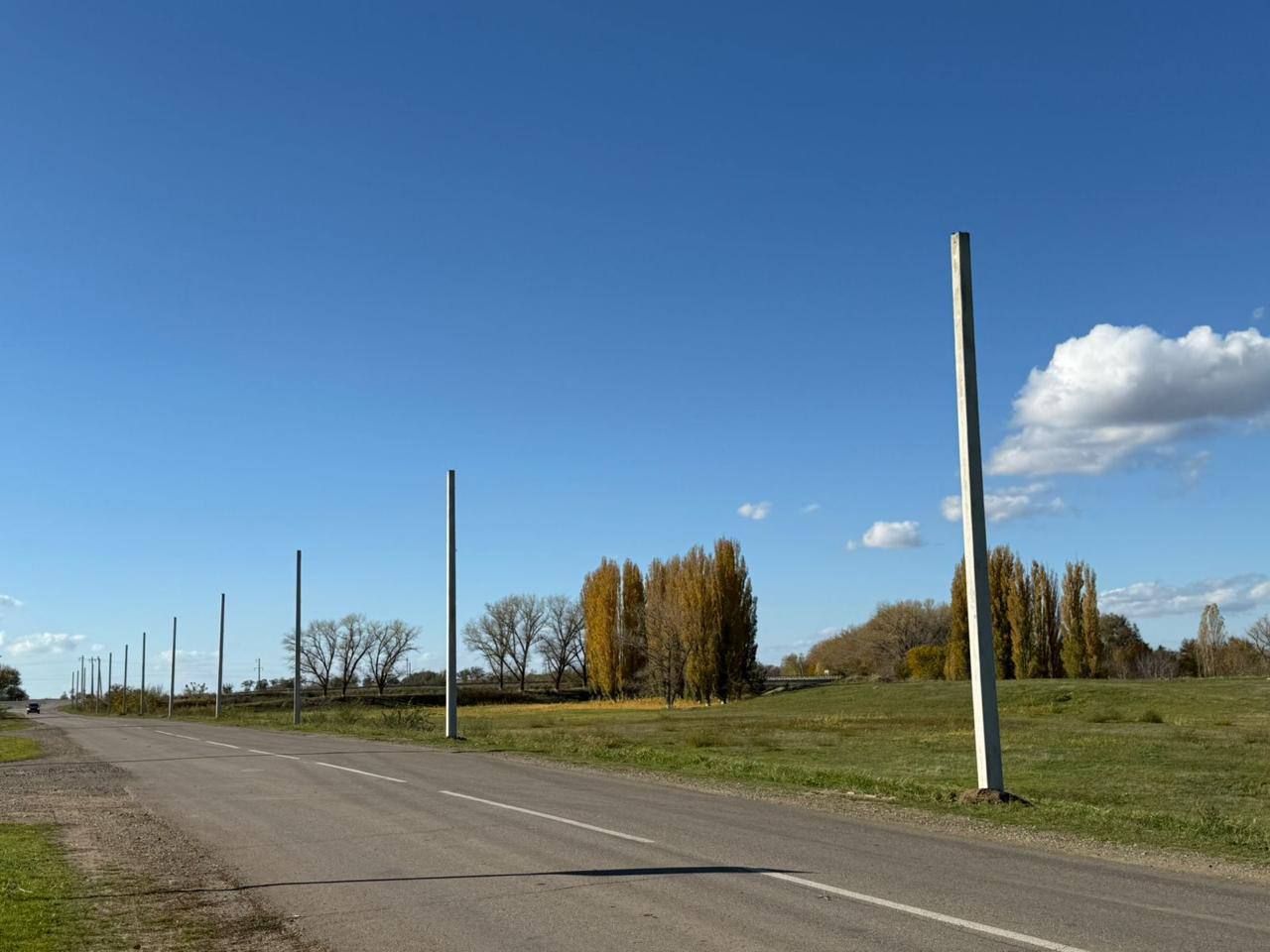 В селе Донском приступили к обустройству нового освещения вдоль автодороги по переулку Степному В ходе работ будут установлены современные светодиодные источники света применены автоматизированные системы управления освещением Главная задача обеспечить безопасность дорожного движения в тёмное время суток улучшить видимость на пути следования транспортных средств и повысить комфорт для водителей и пешеходов