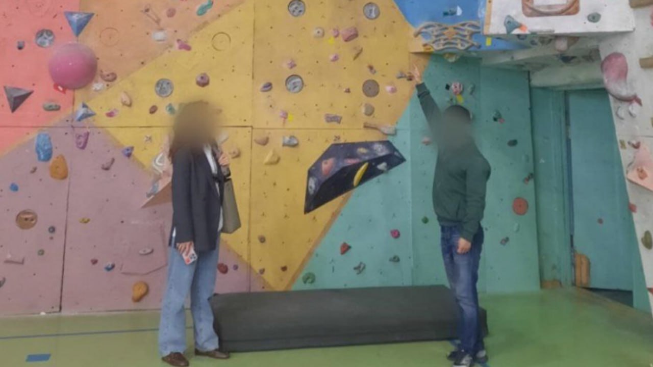 В Калининграде тренера по скалолазанию привлекли к уголовной ответственности. По версии следствия, в мае 2024 года 33-летний обвиняемый, являясь педагогом дополнительного образования в одной из школ Калининграда, во внеурочное время на возмездной основе проводил тренировки по скалолазанию для лиц, не имеющих отношения к учебному заведению. Вечером 6 мая 2024 года во время проведения тренировки с одной из неопытных калининградок, фигурант не провел инструктаж по технике безопасности, должным образом не проконтролировал правильное использование ею страховочного снаряжения, а также не обеспечил достаточного покрытия пола спортивного зала гимнастическими матами. В результате, 26-летняя девушка упала со скалодрома с высоты порядка 6-ти метров на пол спортзала, получив травму позвоночника и другие травмы, повлекшие причинение тяжкого вреда ее здоровью. Следствием по уголовному делу собран достаточный объем доказательств. Вину в инкриминируемом преступлении обвиняемый признал и добровольно возместил потерпевшей расходы, связанные с лечением и реабилитацией. Сбор доказательств завершен, уголовное дело в ближайшее время поступит в суд для рассмотрения по существу. Сообщили в СУ СК России по Калининградской области. Фото: СУ СК России по Калининградской области
