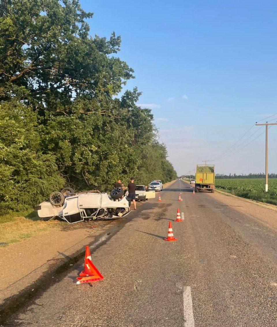 Легковушка врезалась в трактор: пять человек пострадали в Гулькевичском районе 21-летний парень за рулём «ВАЗ-21074», совершая обгон, влетел в трактор. От удара легковушка перевернулась. Пострадавшие: Водитель «ВАЗа» и двое пассажиров 23 года и 26 лет в тяжёлом состоянии доставлены в больницу Армавира. В ЦРБ Гулькевичи госпитализированы 17-летний подросток и 23-летняя девушка. 58-летний водитель трактора не пострадал. Быть в курсе Прислать новость