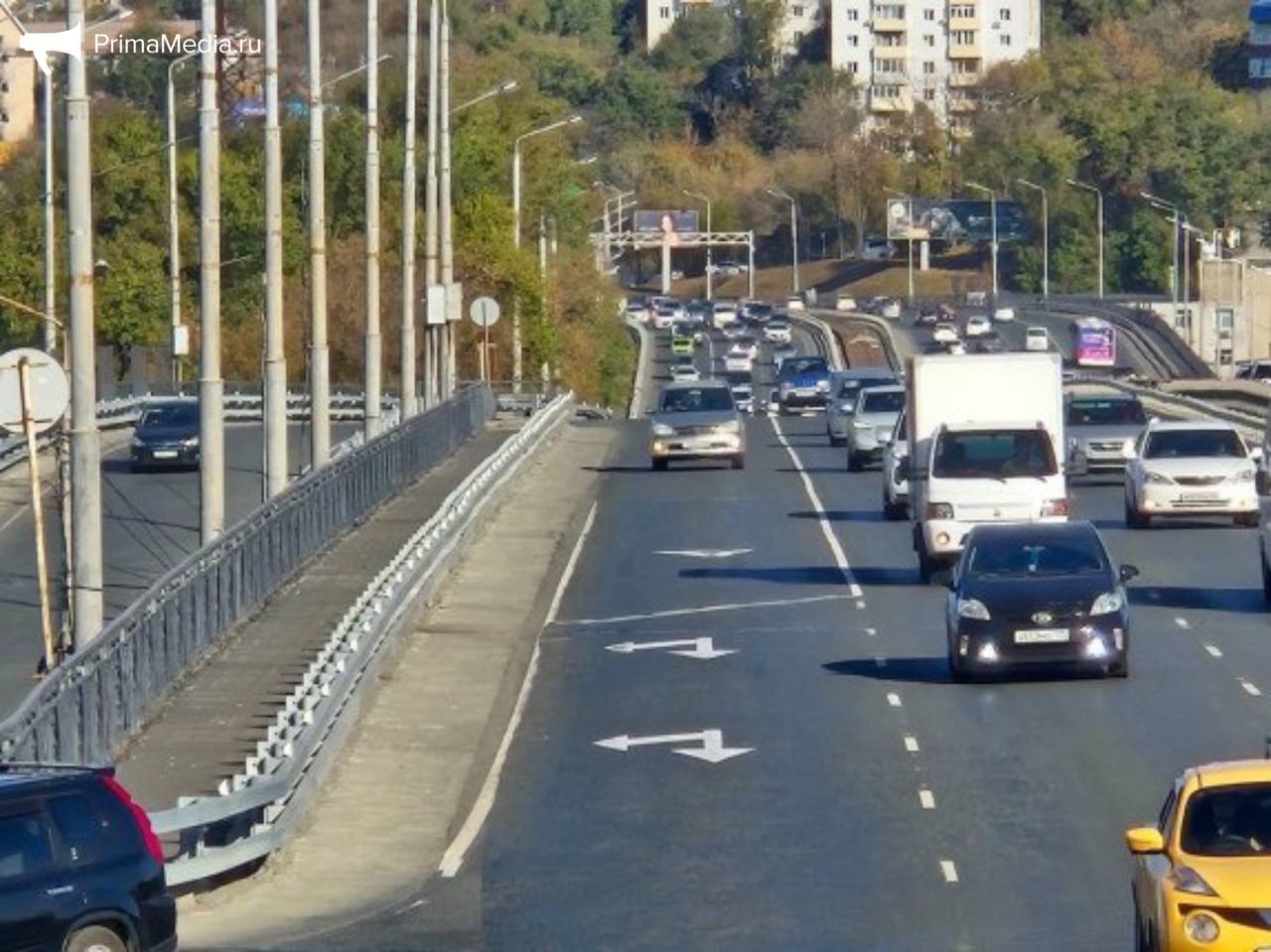 Выделенка на Некрасовском путепроводе вернется глава Владивостока назвал условия Об этом Константин Шестаков заявил в интервью ИА PrimaMedia подводя итоги 2025 года  По словам градоначальника сначала должна заработать выделенная полоса в историческом центре для этого необходимо запустить комплекс видеофиксации в периметре по ул Алеутской Светланской Океанскому проспекту и переулку Павленко Затем необходимо завершить строительство дороги дублера вдоль побережья от школы 38 в районе 100 летия до Кунгасного и ввести на маршруты 40 новых автобусов После этого поднимаем вопрос о повторном запуске выделенной полосы на путепроводе до Парка Победы Да это может быть непопулярным мнением среди автомобилистов но я убежден что выделенная полоса для Владивостока это безусловный выход Те кто пользуется общественным транспортом были не столь заметны в ходе дискуссии в интернете но то что скорость движения на общественном транспорте выросла в два раза а время в пути снизилось в два раза непреложный факт заявил Константин Шестаков Глава отметил что те кто не поленился и проехали на автобусе по ныне закрашенной из за общественного недовольства выделенке по Некрасовскому путепроводу оценили на личном автомобиле 40 минут на общественном 20 Альтернатива это строительство фантастических развязок наверняка это когда нибудь будет Но мы должны говорить о жизни здесь и сейчас добавил Константин Шестаков   PrimaMedia в       подпишись 18