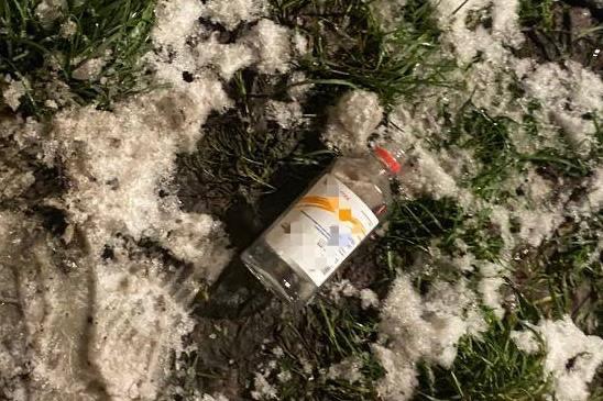 Петербуржец забросал коктейлями Молотова рабочих Они устанавливали подсветку на дом и разозлили его шумом 26 ноября в четвертом часу утра на проспекте Стачек задержали 62 летнего мужчину Он бросал бутылки с горючим в сотрудников электросетевой компании сообщили в Росгвардии Детали По данным силовиков нетрезвый житель дома возмутился тем что в позднее время рабочие устанавливали фасадную подсветку Он выбросил из окна своей квартиры два коктейля Молотова один в сторону монтажников другой в их служебный автомобиль Жертв и ущерба удалось избежать так как жидкость не разлилась и не загорелась Петербуржца задержали росгвардейцы и наряд ГАИ его доставили в 31 й отдел полиции О возбуждении уголовного дела силовики не сообщают Что еще Этой ночью в Шушарах с помощью коктейля Молотова также подожгли локомотив Возгорание потушили в результате происшествия никто не пострадал а на движение поездов оно не повлияло Фото Росгвардия Подписывайтесь на Бумагу и предлагайте новости