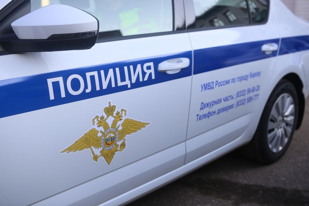  Кировские полицейские раскрыли грабеж В дежурную часть отдела полиции №1 УМВД России по городу Кирову обратилась кировчанка 1966 года рождения с заявлением о совершенном в отношении нее преступлении. Потерпевшая рассказала полицейским, что отдыхала в гостях в малознакомой компании и с одним из мужчин произошел конфликт, в ходе которого он сорвал с женщины золотую цепочку и браслет, после чего выбежал из квартиры. Сотрудники патрульно-постовой службы задержали схожего по приметам мужчину. Им оказался ранее судимый 35-летний житель областного центра. Свою вину мужчина признал. Задержанный рассказал полицейским, что похищенные золотые украшения продал за 26 тысяч рублей. В настоящее время возбуждено уголовное дело по статье 161 УК РФ Грабеж . Устанавливаются все обстоятельства произошедшего.