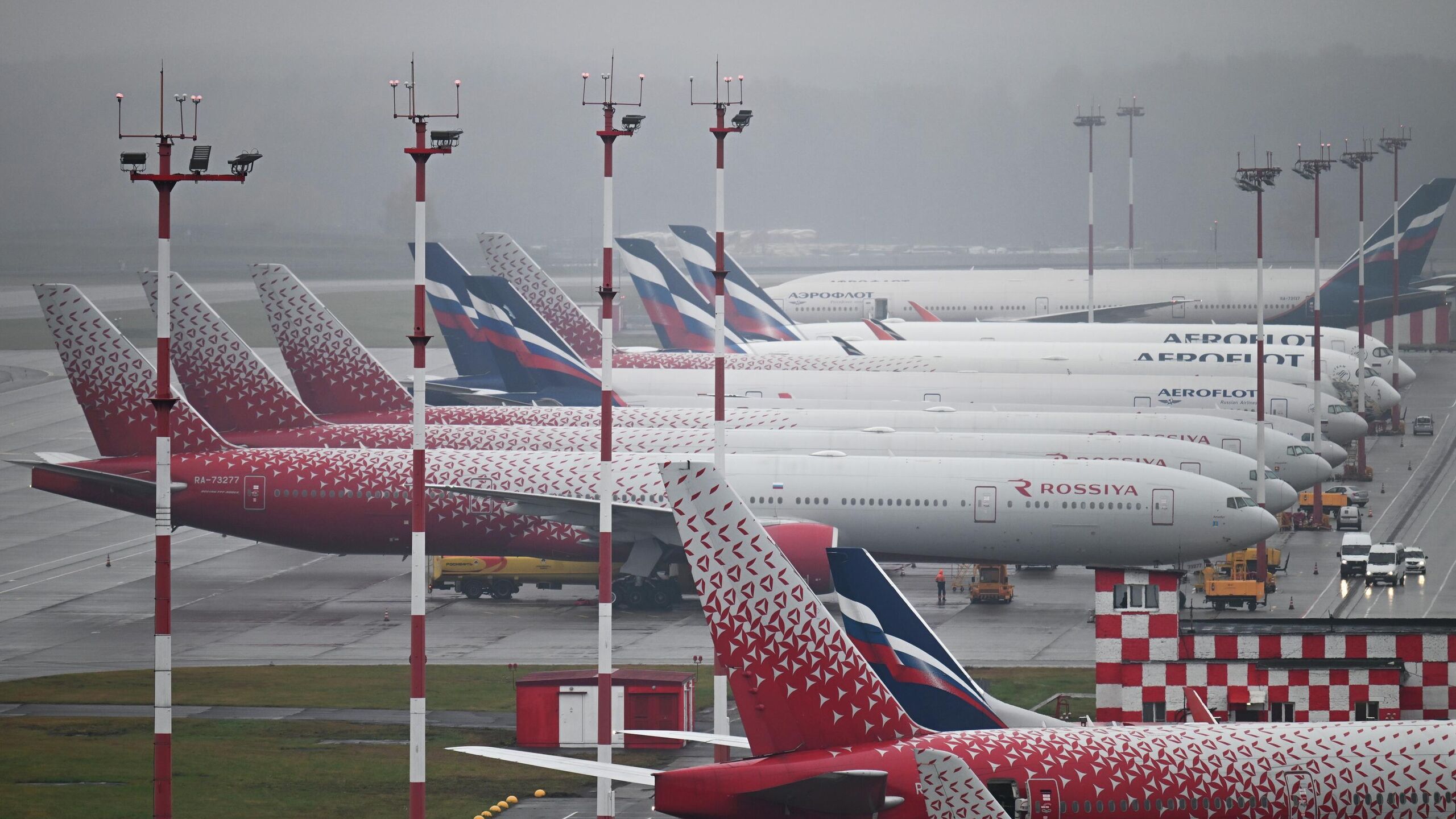 Авиакомпании Аэрофлот и Россия корректируют расписание переносят и отменяют рейсы из за ограничений в московском аэропорту Шереметьево из за снегопада в столице следует из пресс релизов перевозчиков В связи с вводом временных ограничений на количество взлётно посадочных операций в аэропорту Шереметьево из за неблагоприятных погодных условий авиакомпания Россия корректирует расписание полётов за 19 февраля в том числе путём переноса времени вылета и отмены некоторых рейсов Также часть рейсов в из Санкт Петербурга переведены во Внуково сообщили в России Аэрофлот также заявил что из за ввода временных ограничений на количество взлётно посадочных операций в аэропорту Шереметьево корректирует расписание путем переноса времени вылета а также отмены некоторых рейсов в четверг