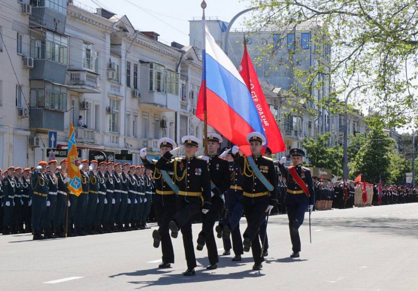 В Новороссийске 9 мая проведут Парад Победы, решение приняли Минобороны РФ  В Параде Победы примут участие 1,2 тысячи человек, включая 650 военнослужащих, казаков и кадетов, а также военная техника и колонна ретро-автомобилей.  Его формат, как и вопросы торжественного прохождения войск в Краснодаре, шествия «Бессмертный полк» и других мероприятий, окончательно определят ближе к 9 мая.  НАШИ НОВОСТИ ПОДПИСАТЬСЯ