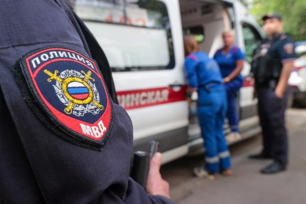 Из-под окон 20-этажного дома в Кудрово увезли тело школьника  Устанавливаются обстоятельства гибели подростка во Всеволожском районе Ленобласти. Полицейские нашли квартиру с распахнутым окном.