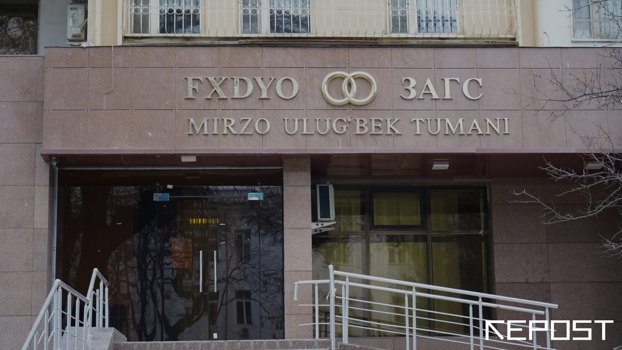 В Узбекистане хотят жестче наказывать за ранние браки Также предлагается запретить браки между родственниками по боковой линии   repost uz seychas obsujdayut popravki Подписывайтесь на Repost