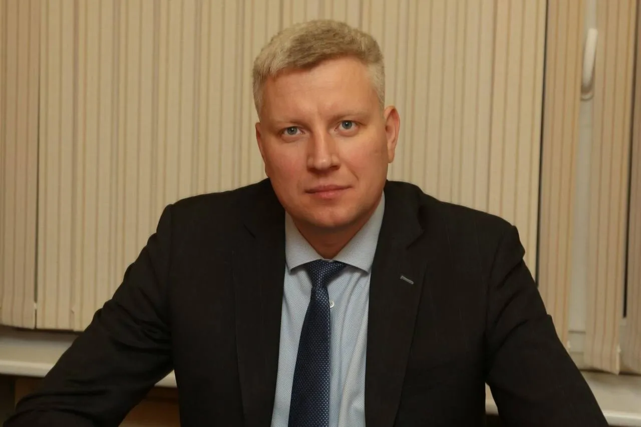 Горизбирком назначил председателем ТИК 2 главу местной администрации МО Остров Декабристов Михаила Офицерова На новую должность его выдвинул муниципальный совет Михаил Анатольевич имеет опыт работы в комиссии с 2017 года в качестве наблюдателя и члена участковой избирательной комиссии в Василеостровском районе в качестве председателя с 2018 года Образование высшее юридическое зачитала характеристику претендента секретарь Горизбиркома Екатерина Астафьева Подробнее на ЗАКС Ру