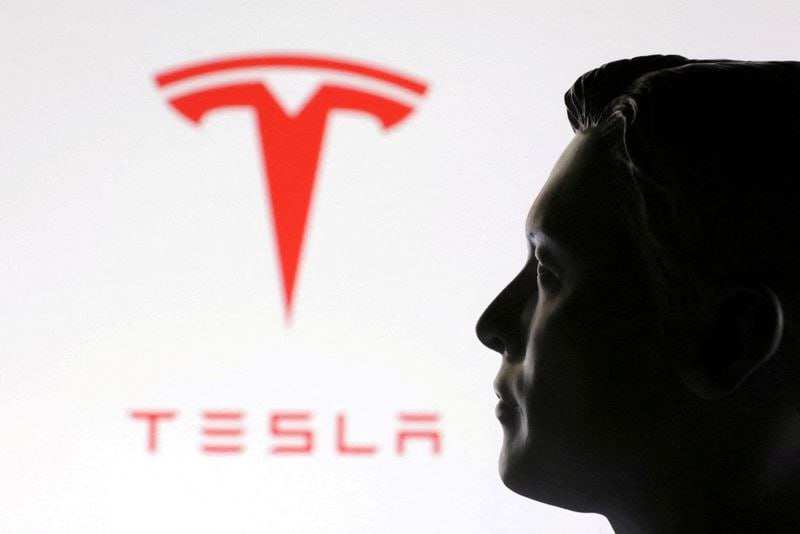 Продажи и доля рынка Tesla Inc в Европе резко упали в июле показали данные Европейской ассоциации автопроизводителей ACEA в четверг даже несмотря на то что общие продажи электромобилей в регионе продолжали расти TSLA Продажи Tesla в основном отставали от продаж китайского конкурента BYD Co который впервые был включен в ежемесячные данные о продажах Последний также захватил большую долю рынка чем Tesla Общий объем регистрации новых автомобилей Tesla в Европейском Союзе Европейской ассоциации свободной торговли и Великобритании упал на 40 2 в годовом исчислении до 8 837 единиц показали данные ACEA ACEA это группа из 15 европейских автопроизводителей которая является основной лоббистской и стандартной группой для автомобильной промышленности блока Доля рынка Tesla в регионе сократилась до 0 8 с 1 4 в годовом исчислении а продажи за январь июль снизились на 33 6 по сравнению с тем же периодом прошлого года jkinvest news jkinvest